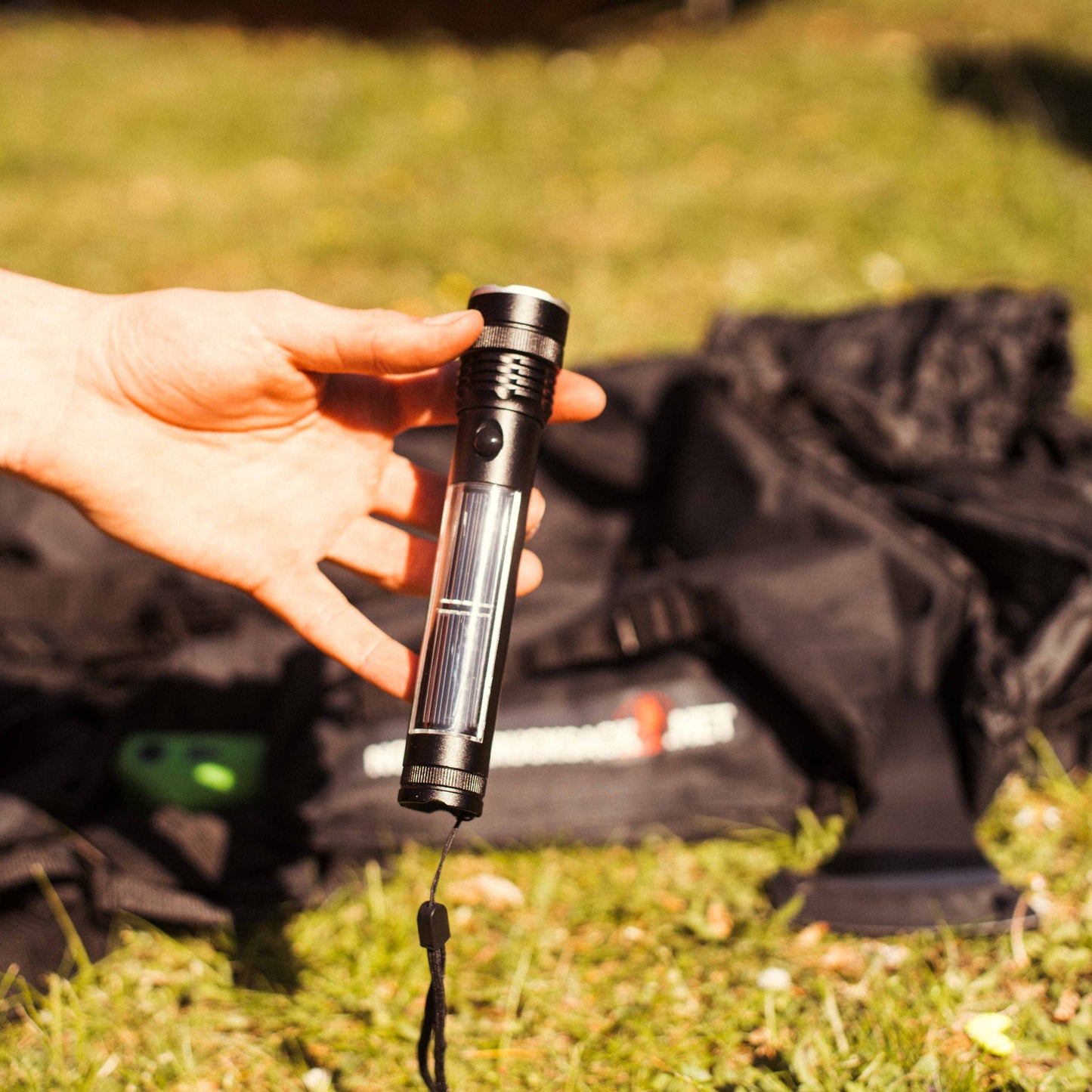 Lampe solaire Premium 600 lumens - S'allume en chargeant le soleil - Alimenté par l'énergie solaire