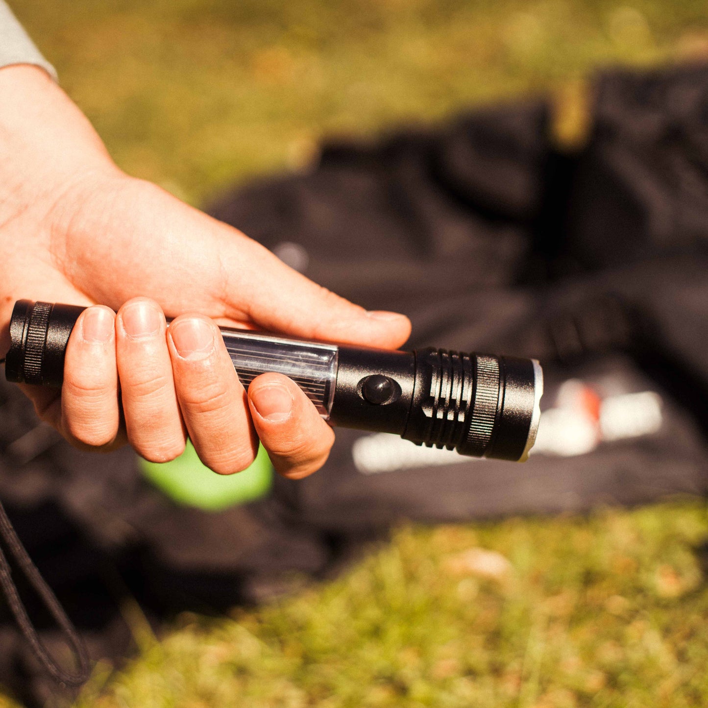 Lampe solaire Premium 600 lumens - S'allume en chargeant le soleil - Alimenté par l'énergie solaire