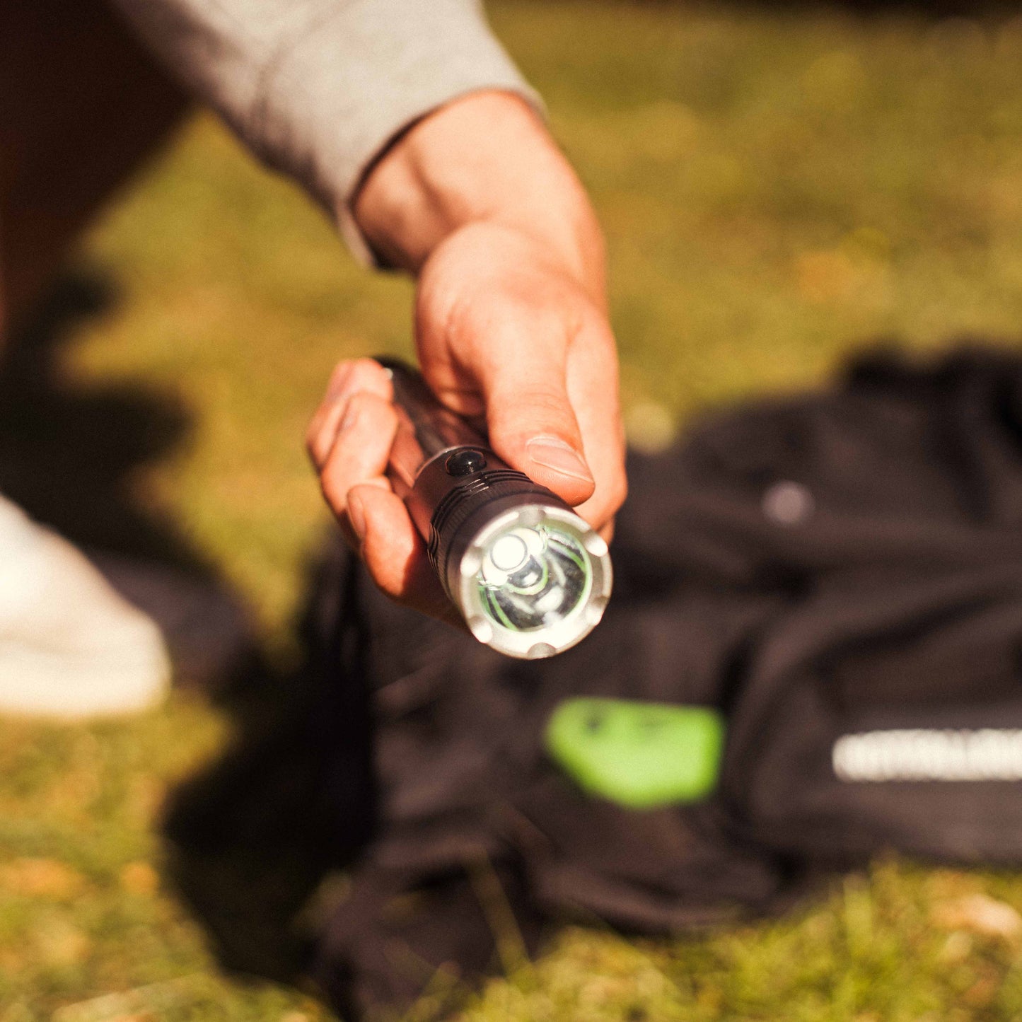 Lampe solaire Premium 600 lumens - S'allume en chargeant le soleil - Alimenté par l'énergie solaire