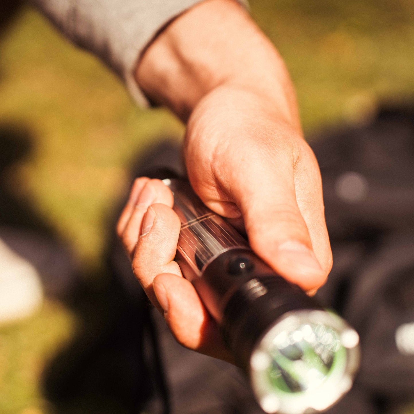 Lampe solaire Premium 600 lumens - S'allume en chargeant le soleil - Alimenté par l'énergie solaire