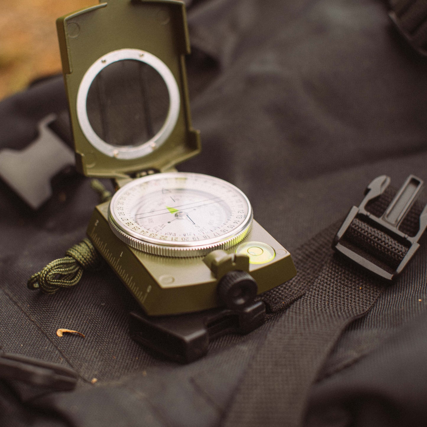 Boussole militaire avec étui en métal