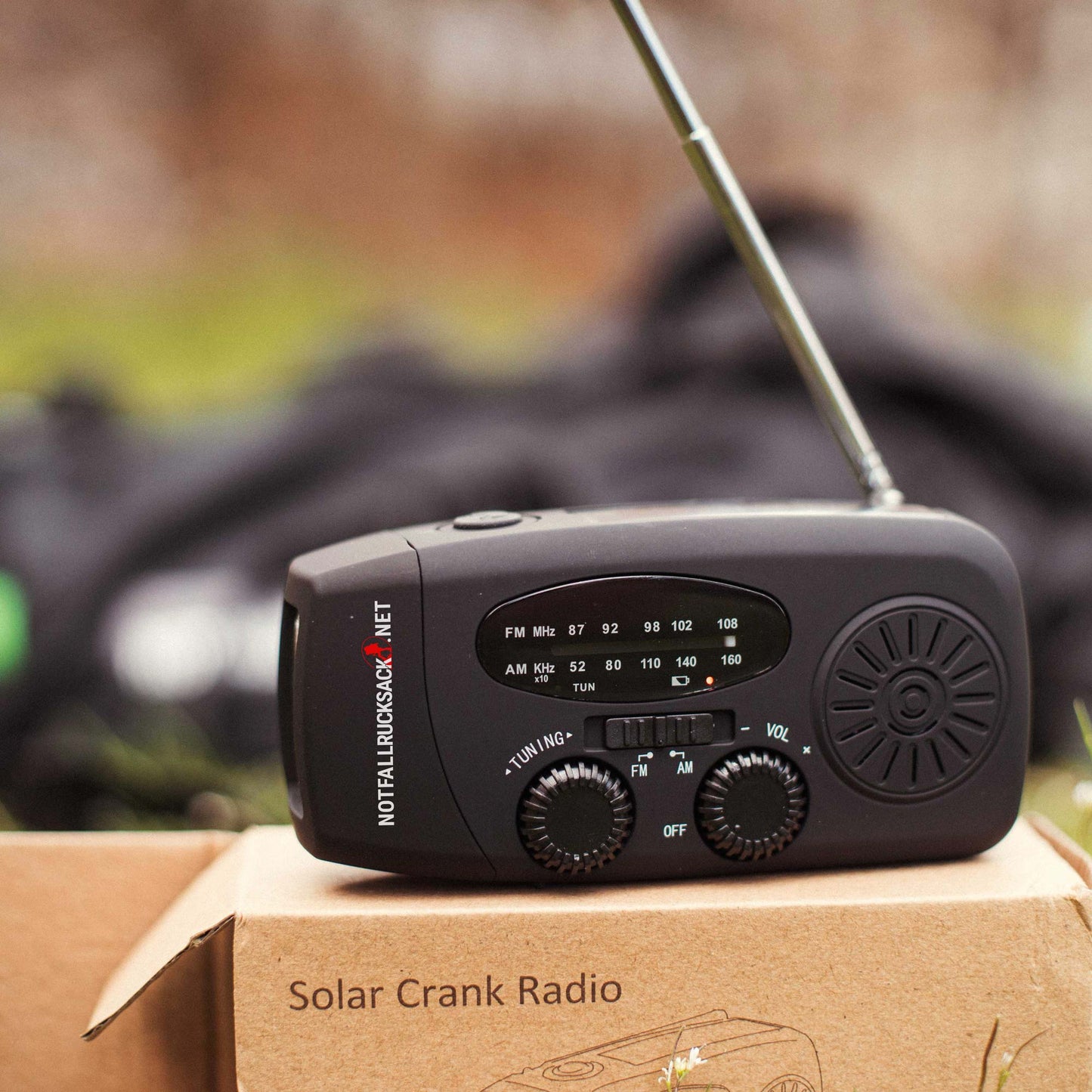 Crank radio black with solar panel and lamp